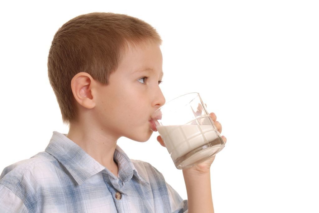 Relación entre el consumo de bebidas no lácteas y la talla de los más pequeños de la casa