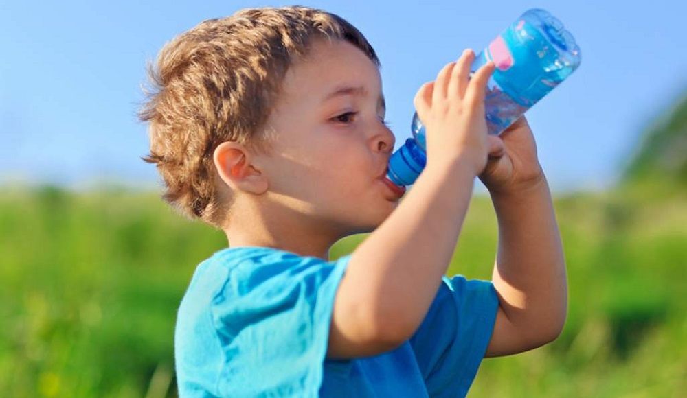 Estudio demuestra que cerca del 78.5% de los niños han cambiado sus hábitos de hidratación por agua Niño tomando agua - Formula Medica