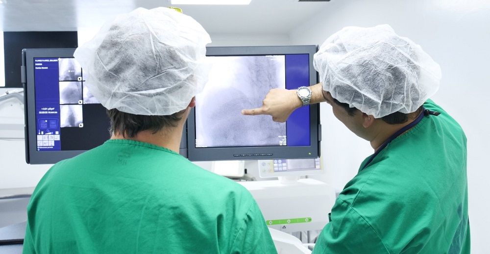 Médicos del hospital Simón Bolívar salvan la vida de adulto mayor - Formula Medica