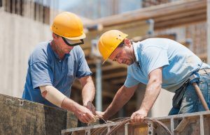 Sector de construcción tendrá registro diario del estado de salud de sus trabajadores Trabajadores de construcción - Fórmula Médica