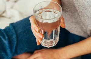 El agua: una herramienta clave en la lucha contra la resistencia antimicrobiana Tomando agua - Fórmula Médica
