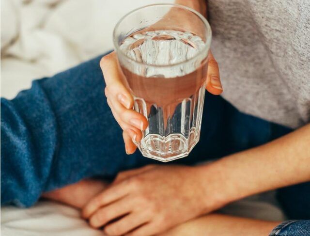 Tomando agua - Fórmula Médica Tomando agua - Fórmula Médica