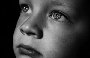 Pediatras explican cómo la pandemia ha afectado la salud de los menores Niños tristes - Fórmula Médica