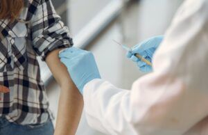 Se abre la etapa de vacunación a partir de los 25 años de edad Vacunación en jóvenes - Fórmula Médica