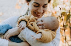 La importancia del contacto piel a piel para los bebés prematuros Bebés prematuros - Fórmula Médica
