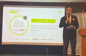 Reconocimiento al Centro de Desarrollo Farmacéutico para Latinoamérica en PINNOS Agustín Vincent, Gerente General de Genfar - Fórmula Médica