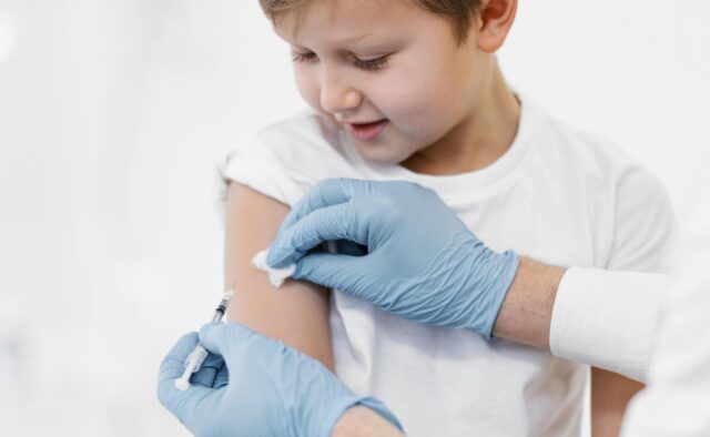 Vacunas COVID-19 en niños - Fórmula Médica
