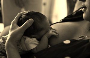 Depresión, dolores y cambios hormonales son los principales desafíos que enfrentan las mujeres en la etapa de posparto Desafíos que enfrentan las mujeres en la etapa de posparto - Fórmula Médica