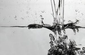 El Agua y la Resistencia Antimicrobiana: un desafío global que requiere atención inmediata El Agua y la Resistencia Antimicrobiana - Fórmula Médica