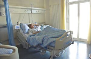 Cerca del 10% de los pacientes hospitalizados en países en desarrollo contraen infecciones asociadas a la atención en salud Infecciones Asociadas a la Atención en Salud - Fórmula Médica
