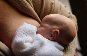 La Leche materna es el vínculo invisible que cuida desde el primer día La Leche materna - Fórmula Médica